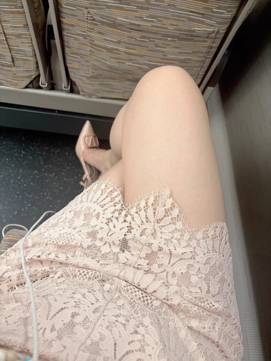 假期和大叔约见面，我特意挑了套显气质的搭配，还配了肉丝～

一见面眼睛就没有离开过我的视线，聊没几句，他的手就不老实起来，不光摸我的腿还想把手伸进我的裙子里面~

不喜欢开盲盒的感觉，也希望在X能得到更多的刺激～欢迎报名哦… https://t.co/6bJyt3qcKW