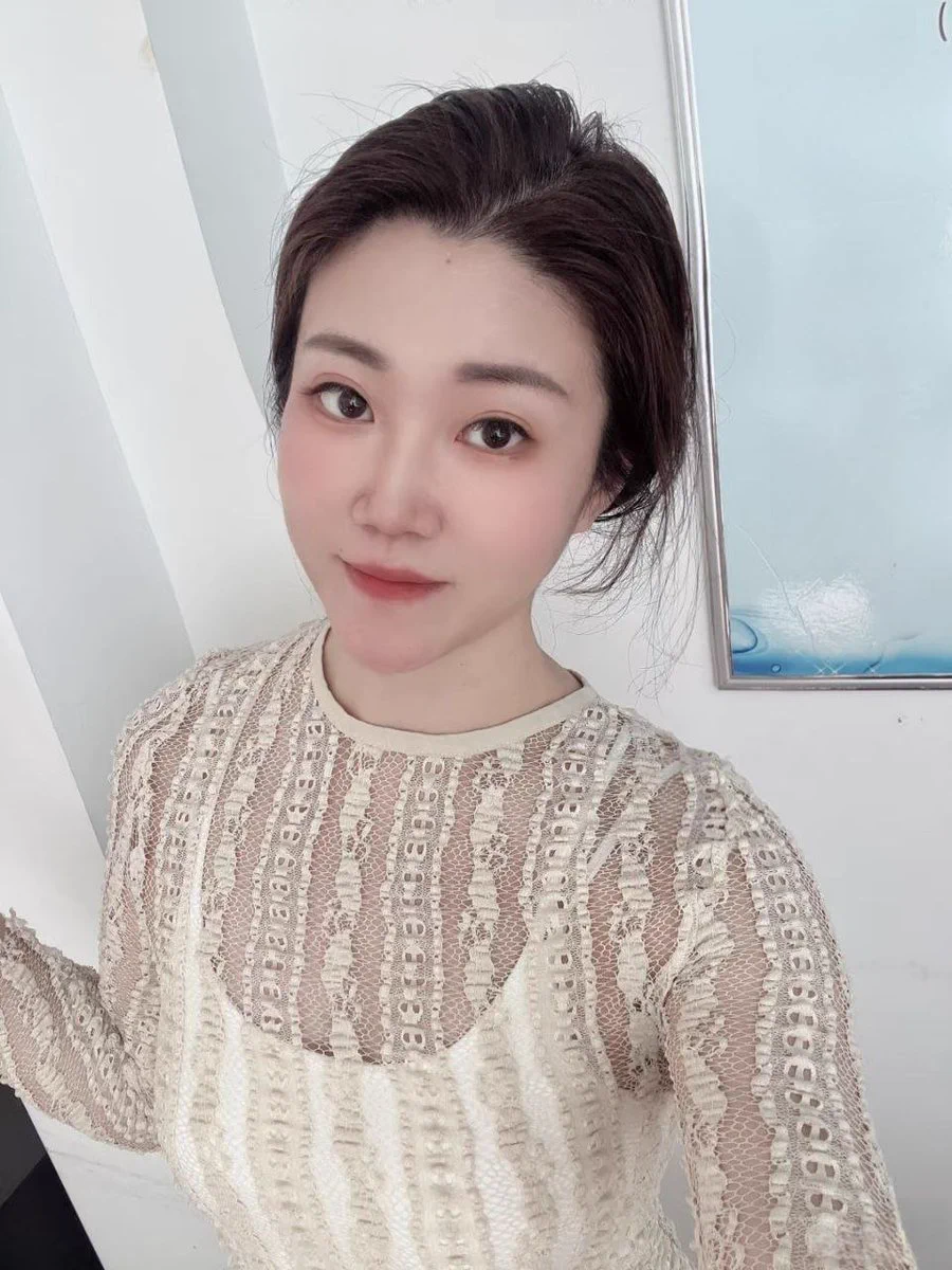 假期和大叔约见面，我特意挑了套显气质的搭配，还配了肉丝～

一见面眼睛就没有离开过我的视线，聊没几句，他的手就不老实起来，不光摸我的腿还想把手伸进我的裙子里面~

不喜欢开盲盒的感觉，也希望在X能得到更多的刺激～欢迎报名哦… https://t.co/6bJyt3qcKW