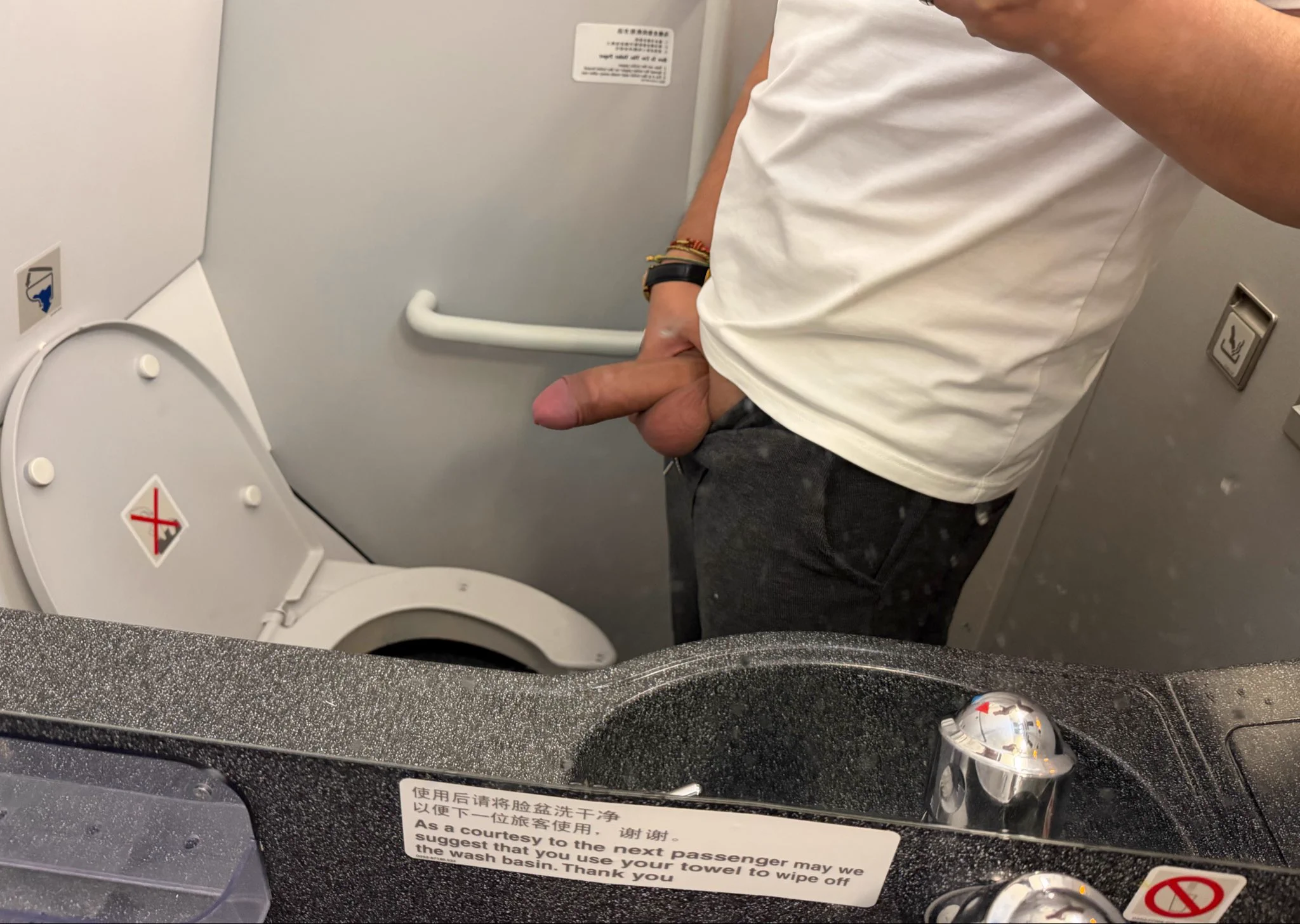 真的不是很喜欢坐飞机！打飞机还行哈哈哈哈 https://t.co/BByb1FV7W7