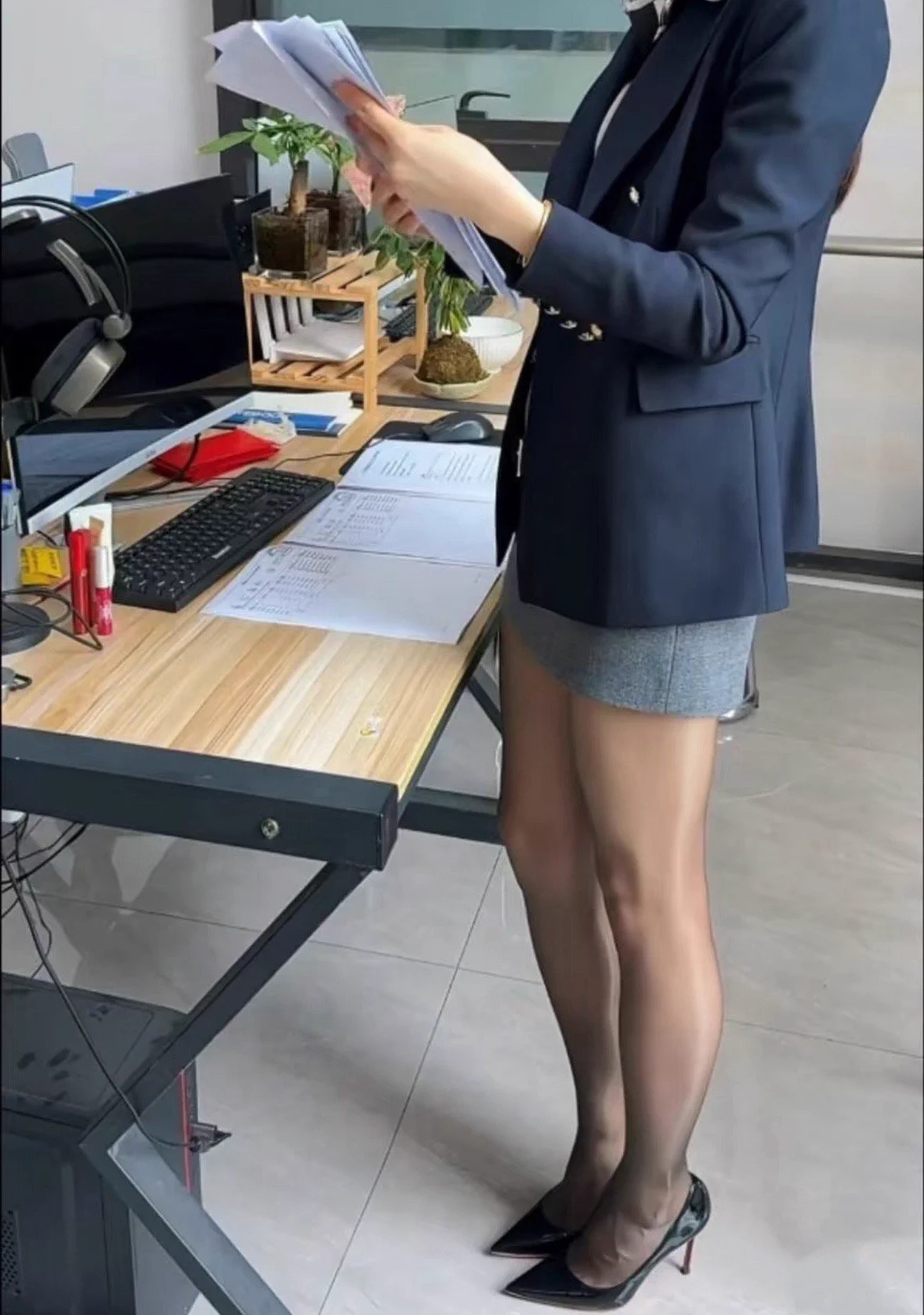 嘻嘻，小同事一天就是闲的，没事就拍，一会让他请我汉堡，好久没吃了，以前死老板在就喜欢带我吃，一次买两个，说什么像什么，嘻嘻，#职场 #午饭 #职业装 https://t.co/sDhMdnWp2I