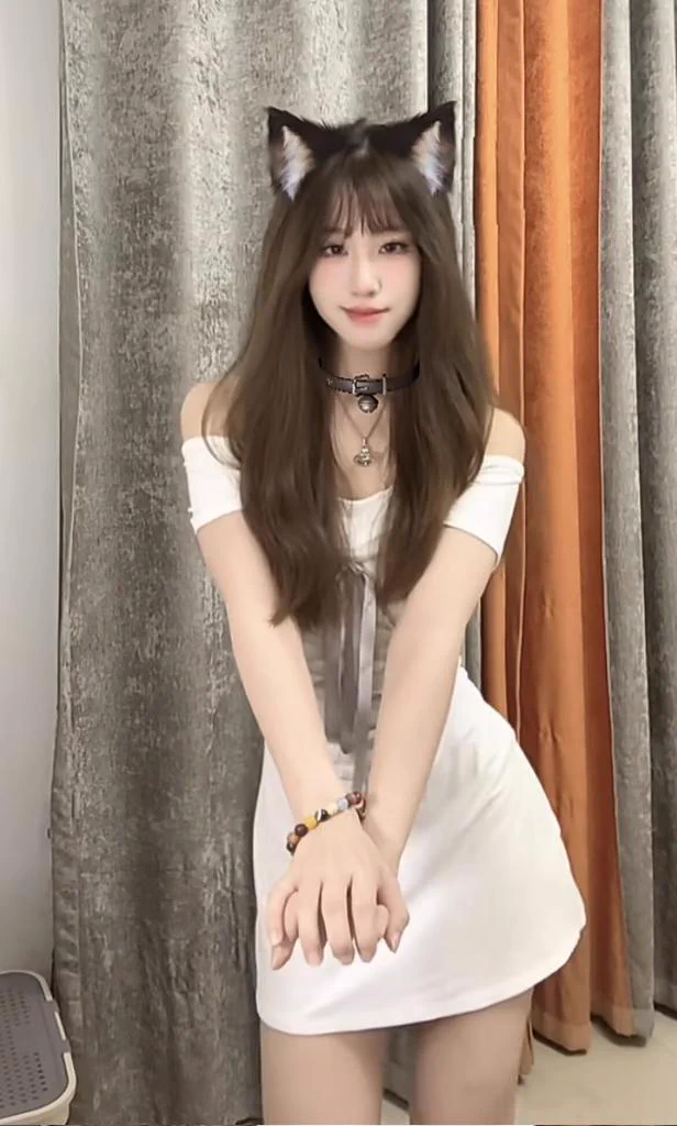 曾经的小土妞，变成现在的小太妹

@wqganenshi_
@tbzt2024
@zhangsheng021
@007share
@007share
@Public_Catgirl1 https://t.co/LER46YGpJX