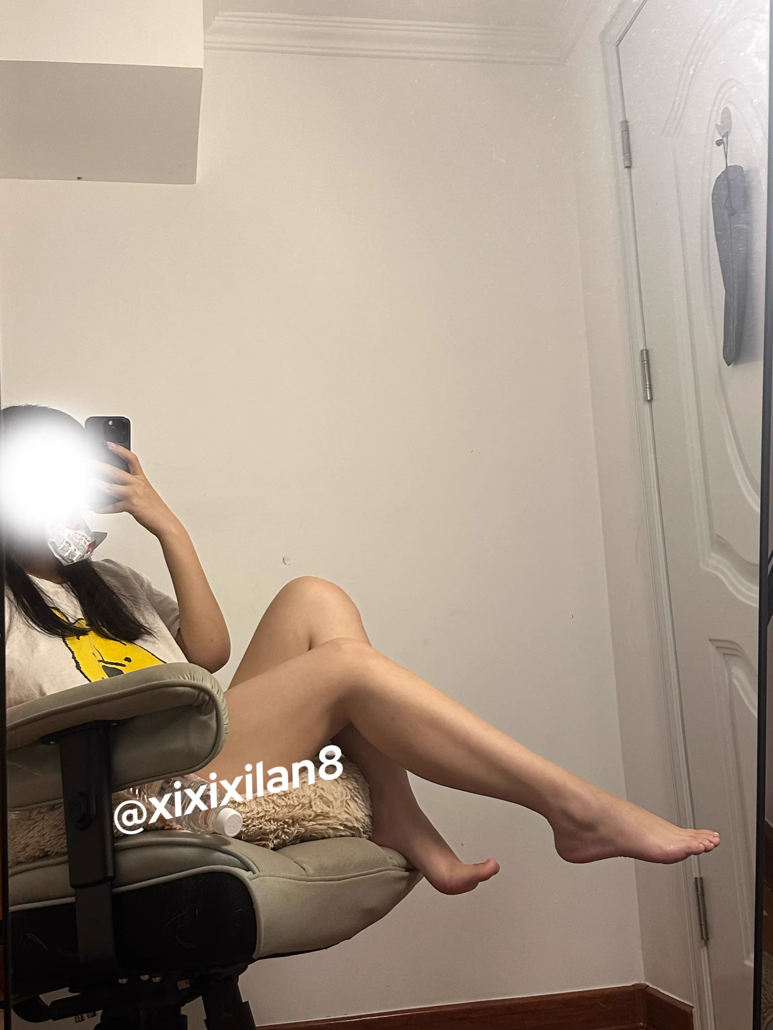 拍图拍累了坐在椅子上喝牛奶，我的脚踝还挺好看的 https://t.co/4lXWuOnwDf