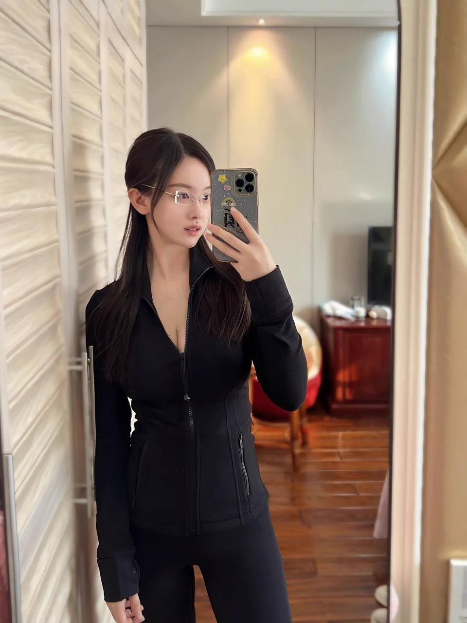 这会儿孩子交给公公婆婆带了～

准备穿这身出门逛逛，顺便跑跑步运动下，如果跑步时被你认出，身体会不会有触动的感觉…

想偶遇的粉丝，记得在评论区扣个1，我看看有多少~ https://t.co/ZR2cbhVtV3