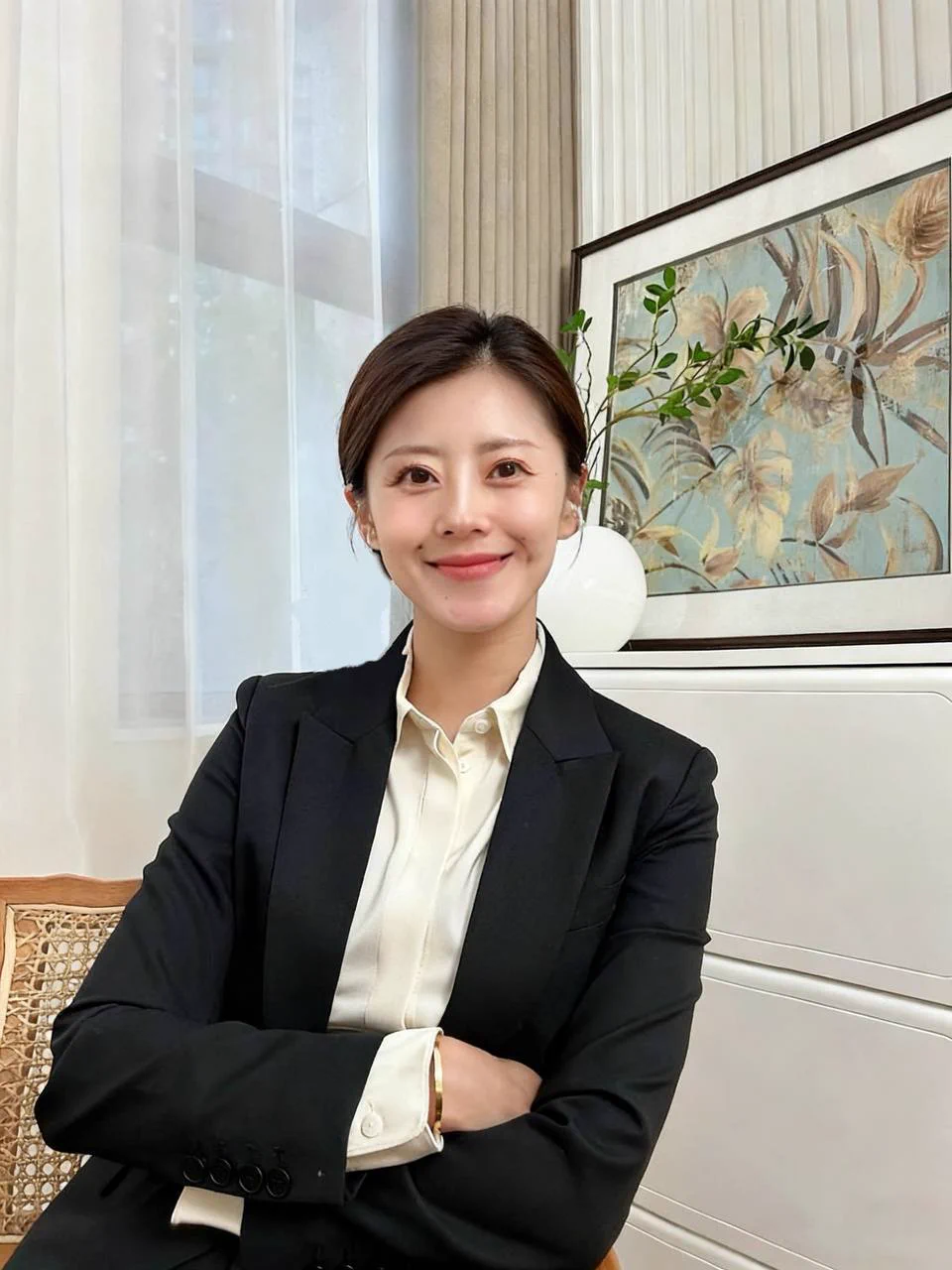有粉丝问我敢不敢再办公室露出，其实不太敢，但是很想尝试一下~

今天特意穿了开档黑丝中午趁着办公室没人脱下工作服的伪装，随便摆拍了几张这个时候就怕同事推门进来，这种紧张又刺激的氛围，瞬间点燃了我的性欲...

最近老公在外地，一个人的时候难免会欲火焚身，有粉丝帮我去去火的嘛~欢迎私信报名~ https://t.co/us4uhV22y1