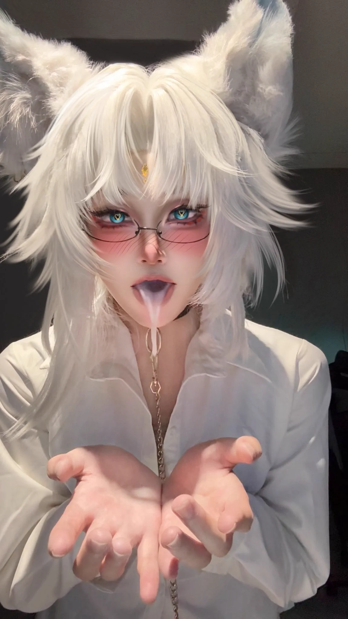 “飞霄将军‘月狂’发作，情况极度危机。治疗期间，任何人不得靠近静室。”
已被控制的飞霄，依旧如野兽般躁动不安。
椒丘从药箱中拿出一颗催情丹药，塞进飞霄的檀口中，随后又在室内点上令人身热情动的薰香。将一条项圈套在飞霄脖颈处。
伴随着两人交媾的结束，飞霄恢复了神志，满脸通红的靠在椒丘的大腿上。
“这次准备被治疗多久呢，小狐狸？”