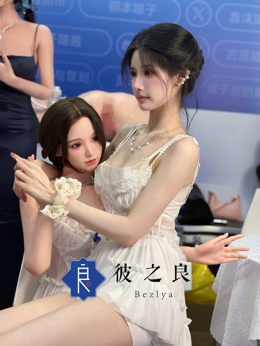 作为嘉宾和我的娃娃 一起出席广州的成人展😳😳又火啦！！又涨了10w粉 🥰🥰我是什么自带话题的体质吗...去了三次漫展涨了70w粉。其实一开始大部分人都不认识我 都是路人视角拍了我以后就火了。现在抖音我转区的播放量都10亿＋了 https://t.co/4BrLnD9TRb
