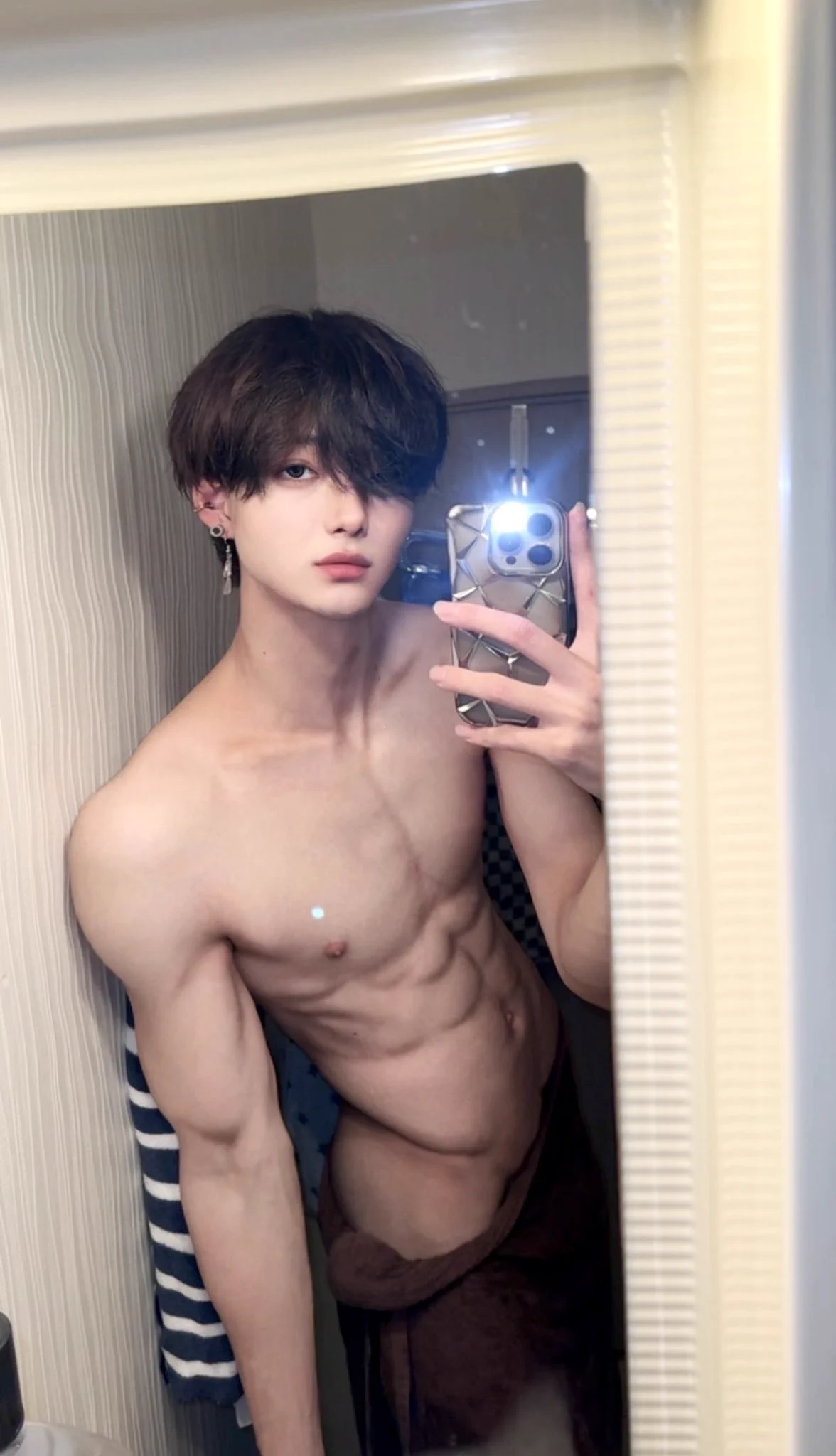 搞什么啊，别人都是看福利姬，x现在都是给我推这种薄肌？我厌男好涩的 https://t.co/gsUGzNjTKl