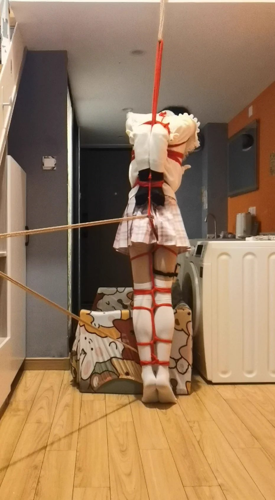 绑一个并肘直臂然后和大腿最上方一起吊起来强制踮脚罚站，（大腿最上面这个地方勒紧了会让整个腿弯不下去）加上电击！ 从沙发下来手腕会被腰上的绳子收紧，然后脚腕用一根绳子锁在栏杆上，这样不先打开锁解放脚腕就回不去沙发了～（这姿势可太累人了） #自缚 #selfbondage https://t.co/AFKqzORytE