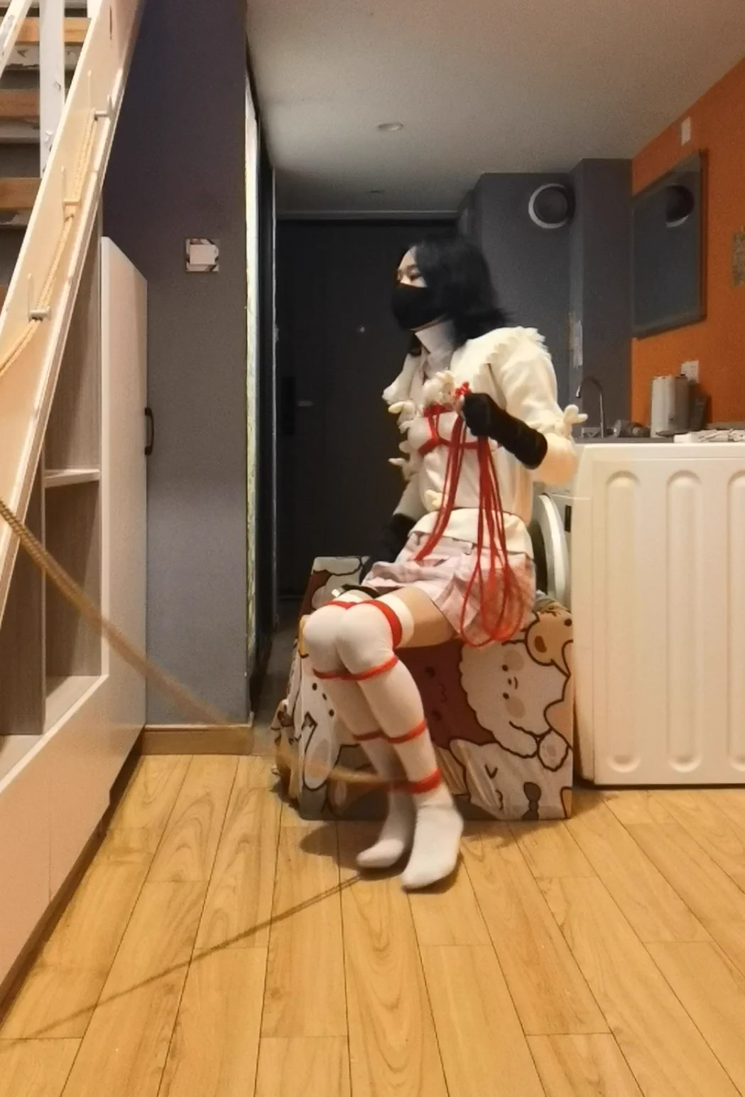 绑一个并肘直臂然后和大腿最上方一起吊起来强制踮脚罚站，（大腿最上面这个地方勒紧了会让整个腿弯不下去）加上电击！ 从沙发下来手腕会被腰上的绳子收紧，然后脚腕用一根绳子锁在栏杆上，这样不先打开锁解放脚腕就回不去沙发了～（这姿势可太累人了） #自缚 #selfbondage https://t.co/AFKqzORytE