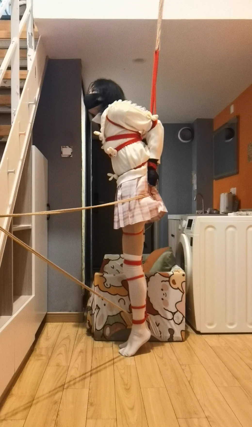 绑一个并肘直臂然后和大腿最上方一起吊起来强制踮脚罚站，（大腿最上面这个地方勒紧了会让整个腿弯不下去）加上电击！ 从沙发下来手腕会被腰上的绳子收紧，然后脚腕用一根绳子锁在栏杆上，这样不先打开锁解放脚腕就回不去沙发了～（这姿势可太累人了） #自缚 #selfbondage https://t.co/AFKqzORytE