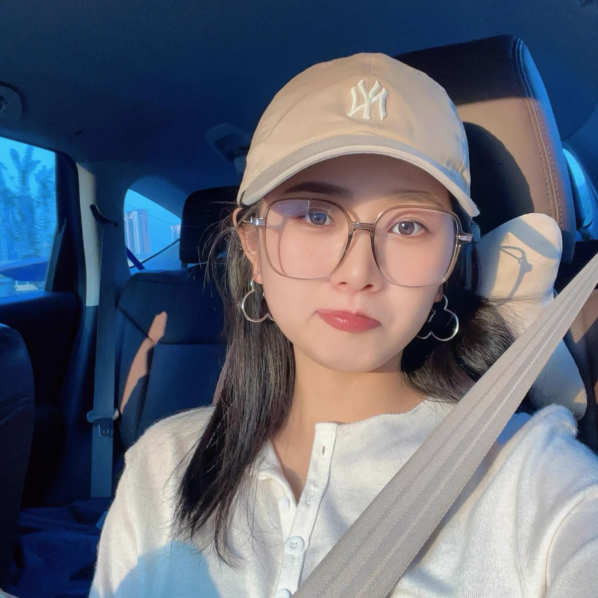 昨晚小酌一杯，让情绪安静下来。

可再温的酒，也替不了一句 有人陪。

有些夜晚，不想再独自熬过。 https://t.co/62q1zbq9Ys