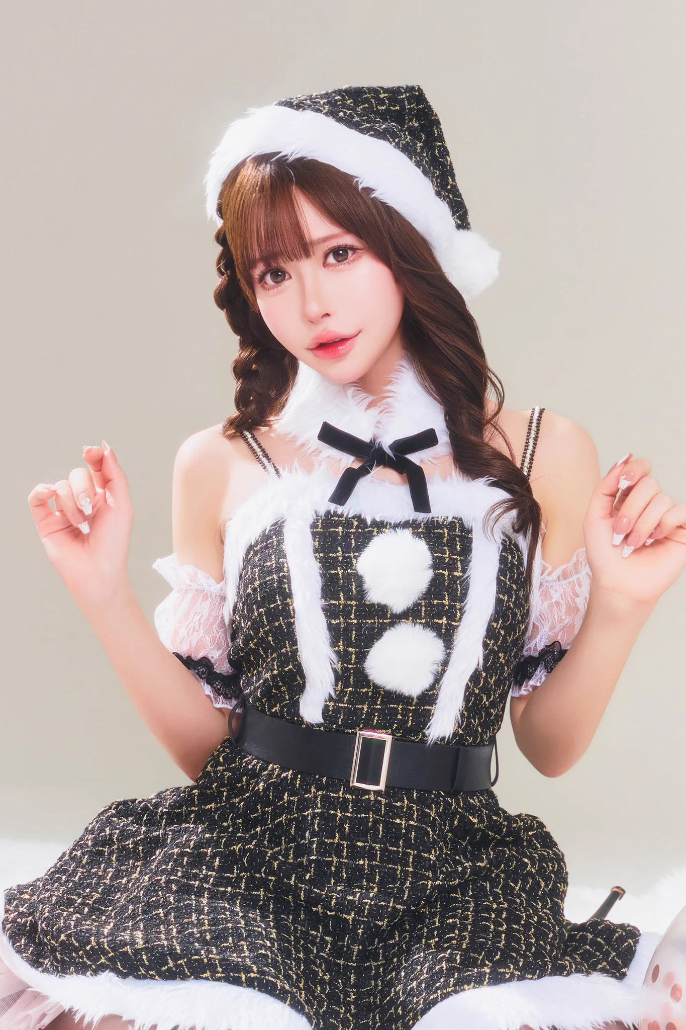 🎄2025新作クリスマス🎄
ツイードパールサンタ

上品なブラックツイードにパールがきらめく
ゴージャスで大人っぽいサンタコス🎅💎
レース袖や付け襟など、細部までこだわったエレガントな一着🎀
#グランノエル　@sirotama0907 https://t.co/JRkYZHoCGd