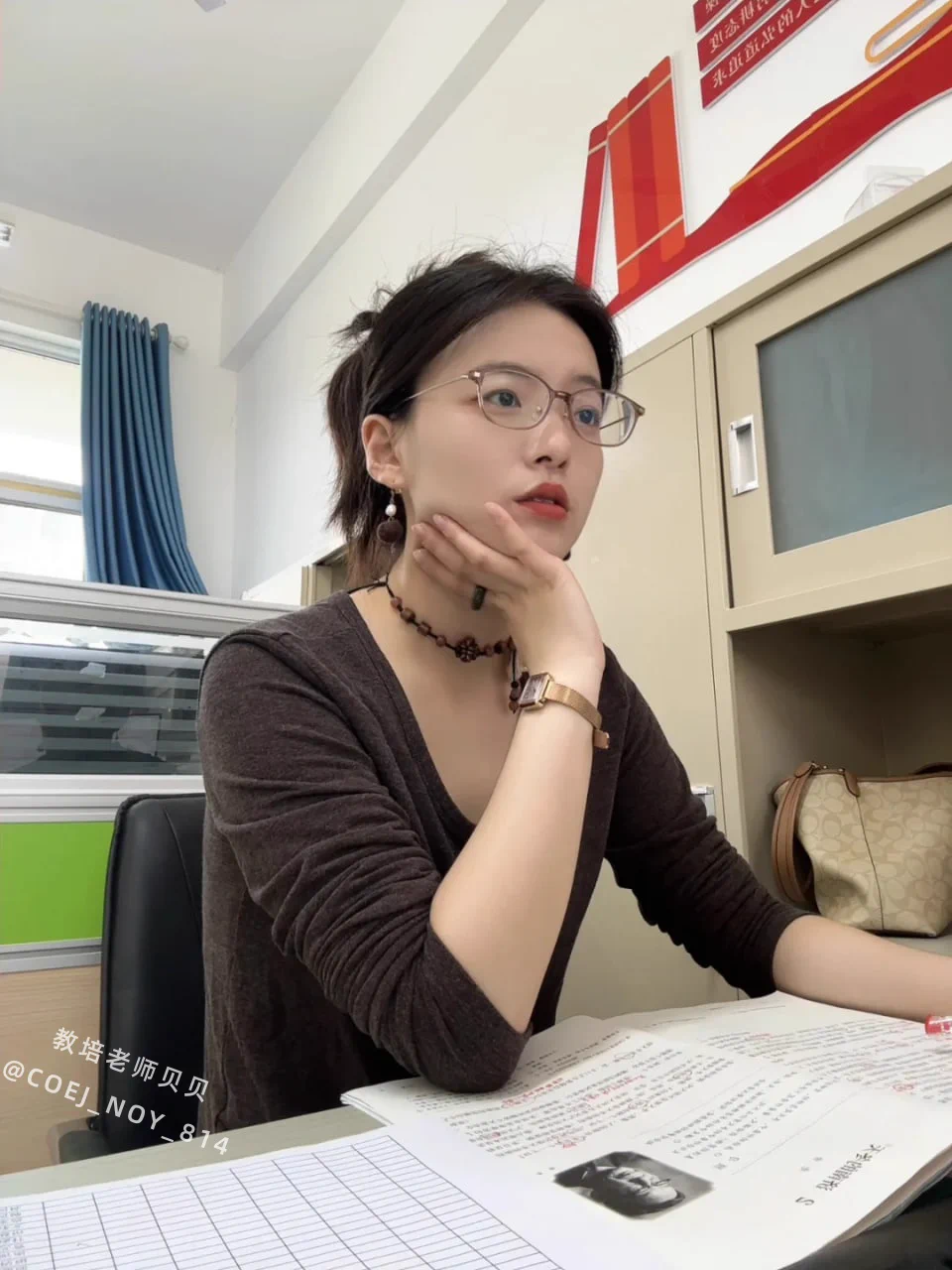 医生建议我做手术,不要戴眼镜了,那怎么可以,毕竟戴着眼镜才能吸引到你们吧~    
好像眼镜已经是老师的专属标识了,摘下就是为了两件事,睡觉和做爱… https://t.co/bDAWiFZ4Oh
