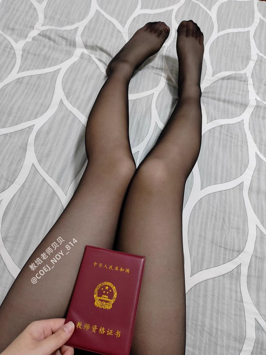 医生建议我做手术,不要戴眼镜了,那怎么可以,毕竟戴着眼镜才能吸引到你们吧~    
好像眼镜已经是老师的专属标识了,摘下就是为了两件事,睡觉和做爱… https://t.co/bDAWiFZ4Oh