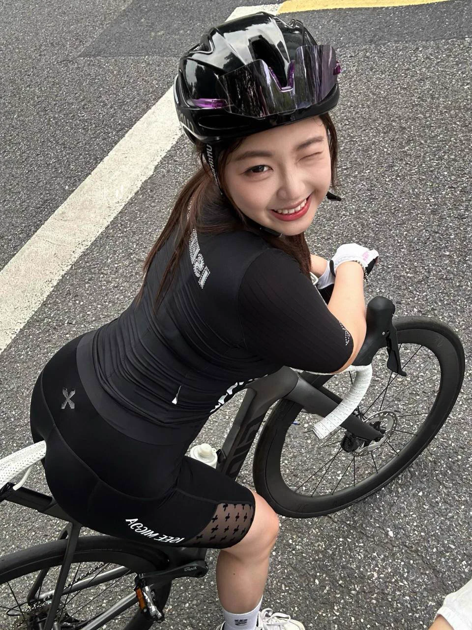 每次骑行的时候,都有一起的骑友盯着我的胸看,估计他们就是在猜测脱下衣服是什么样子的吧… 
那这回你们知道啦。其实感觉女人在床上若隐若现的样子特别吸引人,你们觉得呢…
有没有想把脸埋到胸上的? 可以来告诉我哦,你不说出来我不知道哦 https://t.co/r2qDlWv1yV