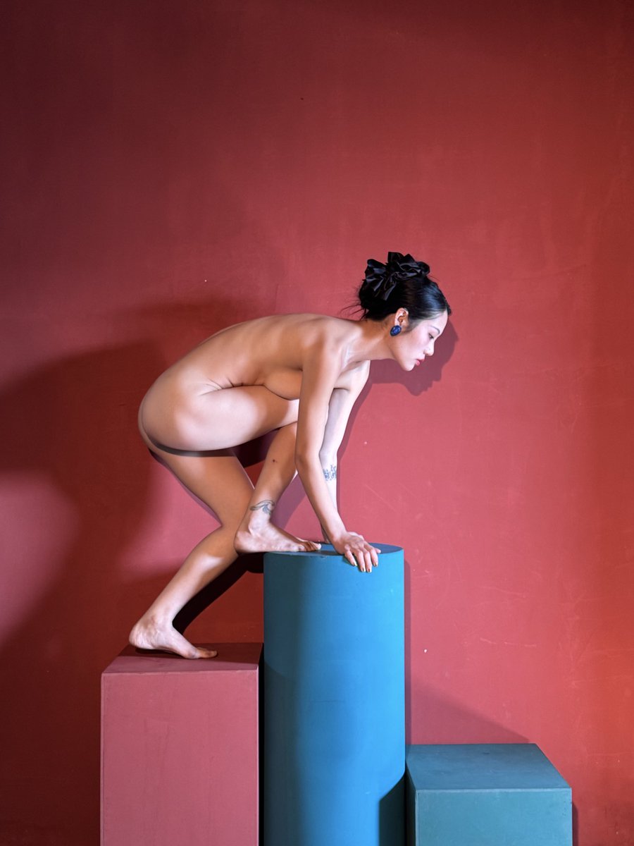 一直觉得人体比私房好拍
私房更容易让人想入非非
人体一目了然瞬间没有欲望
#卿制人体 #私房寫真 #福州约拍 

感谢转推📬：
@Fengsiyuan
@wqganenshi_
@tbzt2024 https://t.co/BlKHj0Upkz