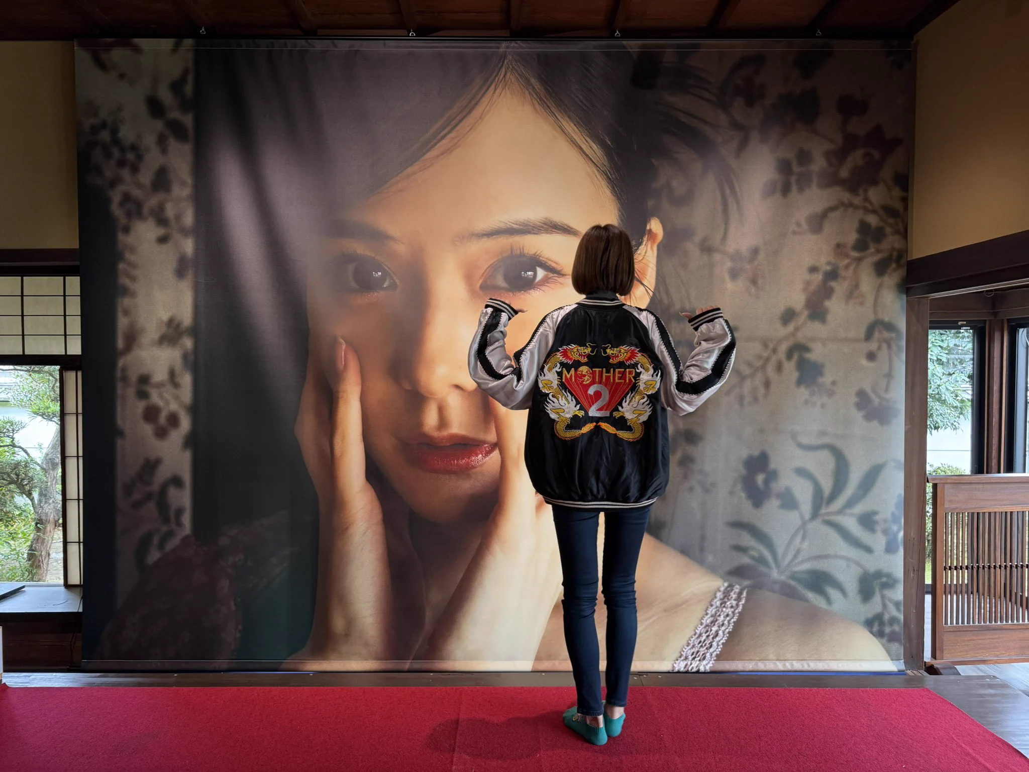 ｢ MOTHER 2 ｣ のスカジャン‼️
を着たわたちの後ろ姿(\( •͈ʚ•͈ )/)ｴﾍﾍ

｢大人も子供も、おねーさんも。」
#寧々密会 写真展 に行こうよ💕

https://t.co/ByBZnuS95H https://t.co/lYXMAK75dd