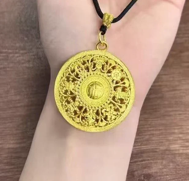 如果给我画饼,我希望是个黄金大饼✨八宝罗盘吊坠是一种具有深厚文化内涵和吉祥寓意的饰品,🦋八宝罗盘形状如同圆圆的罗盘状,象征着家庭幸福和爱情事业的双丰收。 https://t.co/FhavOpmm0d