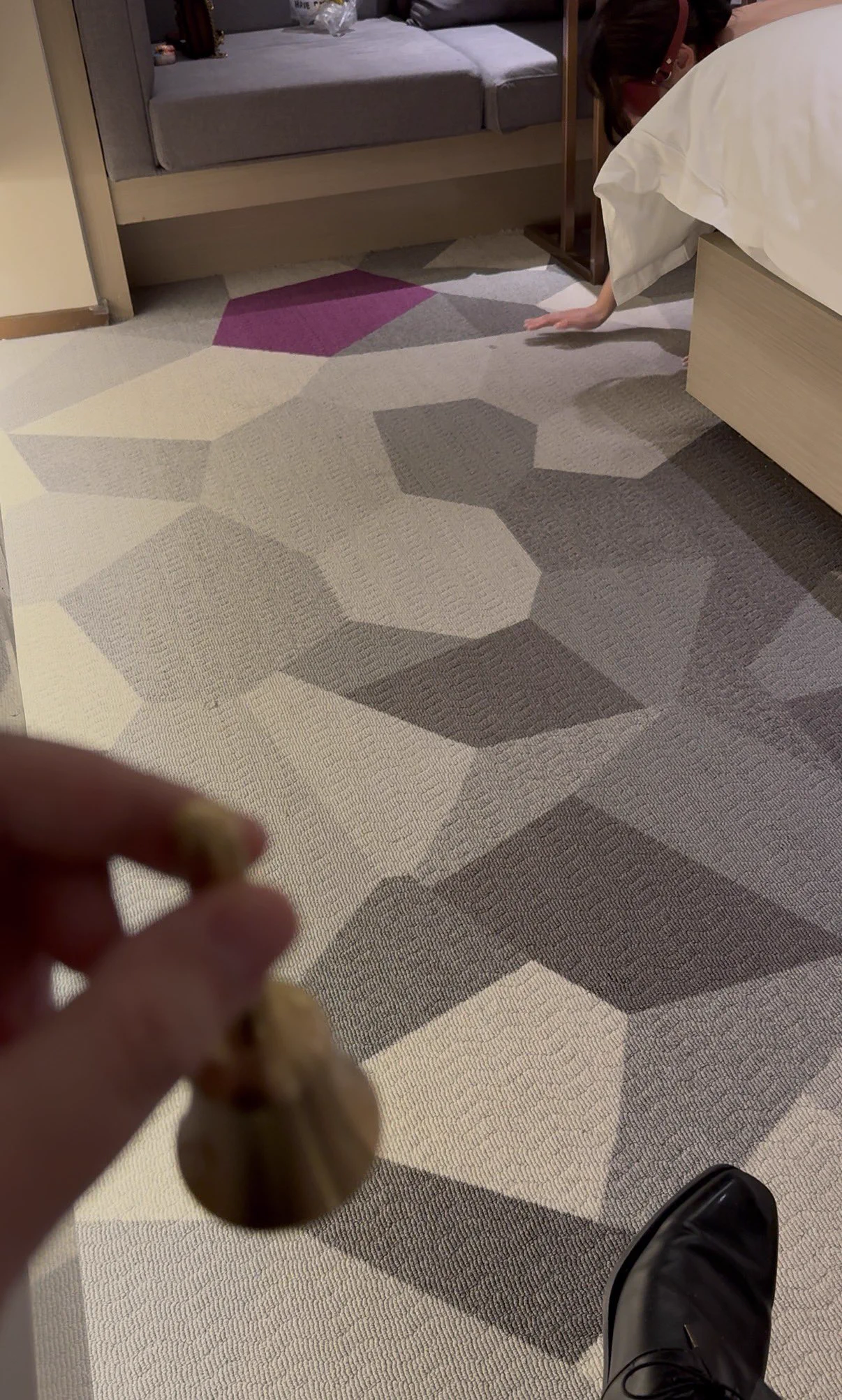 调教人妻贱母狗2：主人摇着🔔，蒙着眼的母狗就要迅速朝主人爬过来，迎接她的，可能是掏弄下体的愉悦，也可能是皮鞭的疼痛。。。 https://t.co/tliOHdLPQo