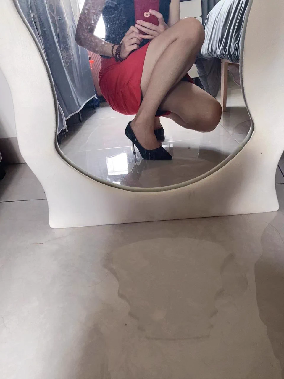 一年前因为工作的原因接触了墙外的世界,我在X和Telegram上发现了色情内容,像打开了新世界的大门。工作时我会偷偷浏览,脸红心跳,有时甚至溜进厕所自慰。羞耻又刺激,这成了我不可告人的秘密,像藏在抽屉里的鲜艳口红,只有我自己知道。
【禁忌之匣】https://t.co/gyLREjbqXU https://t.co/4PXrb70eZm