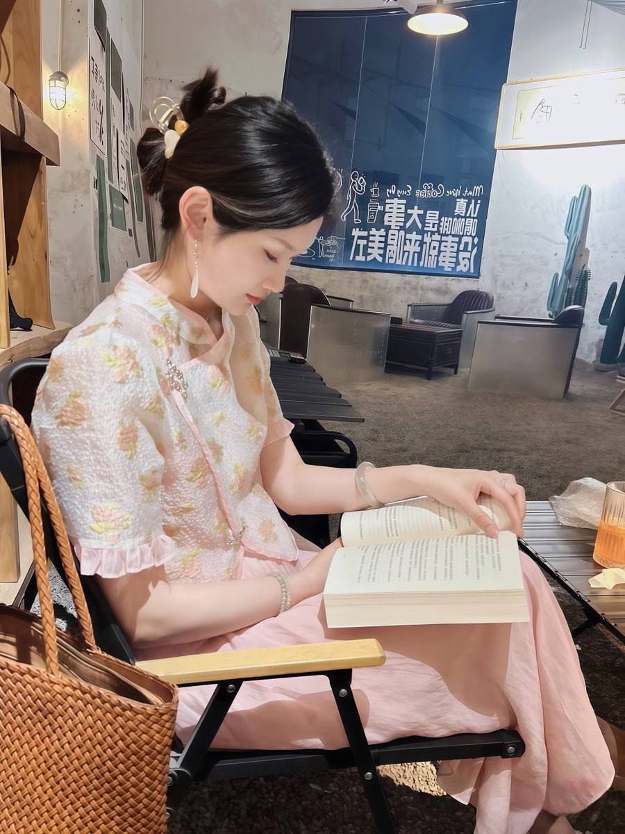 在学校严肃的老师私下里也有想暴露自己的欲望～

平时在学校穿的很正式，端庄的外衣下面穿着的却是性感的蕾丝内裤，常常在想会不会在我不经意的时候走光，被其他老师和学生看到，不过那样反而会让我觉得更刺激～

这样一个看起来正直，私下却满是欲望的反差老师粉丝们喜欢么～ https://t.co/KL2tAAgWYT