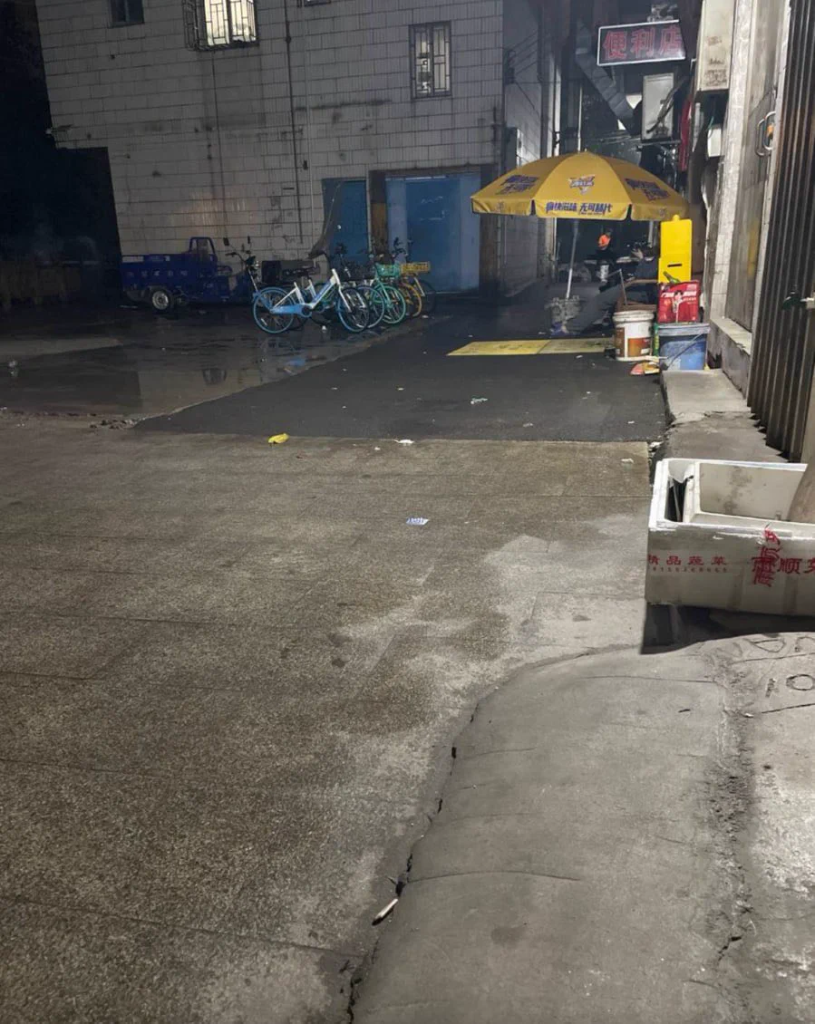 导航到湾华公园，池塘边的巷子，聚集地，10点以后再去，站在出租屋门口的就是，看上了直接进房，3张得吃了。#佛山 #站街 https://t.co/h0wgTTDpir