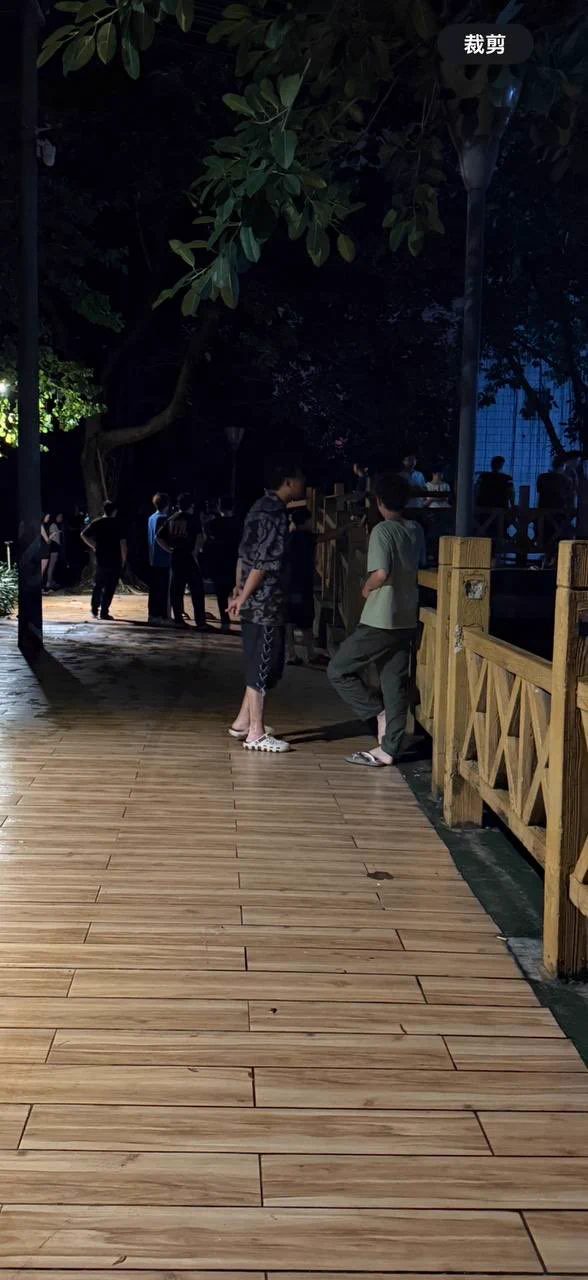 导航到湾华公园，池塘边的巷子，聚集地，10点以后再去，站在出租屋门口的就是，看上了直接进房，3张得吃了。#佛山 #站街 https://t.co/h0wgTTDpir