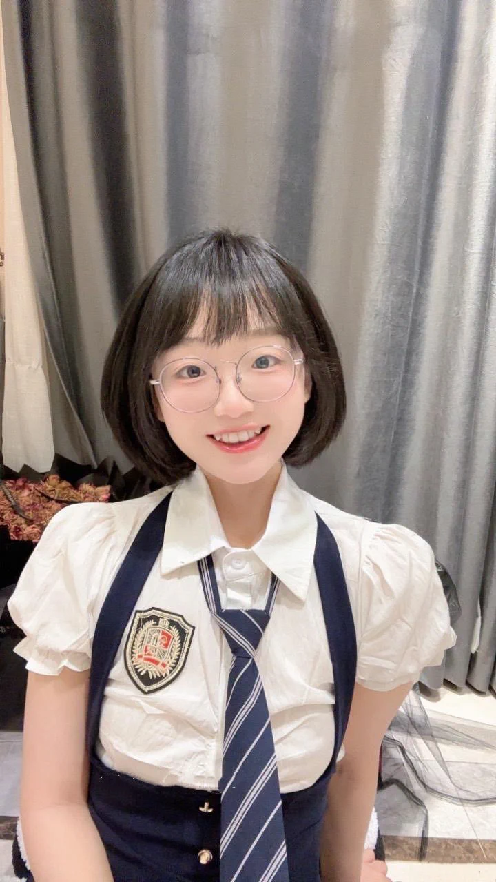 请各位广大网友帮我p一个表情包，送我上热搜！ https://t.co/qRnlrDqLqp