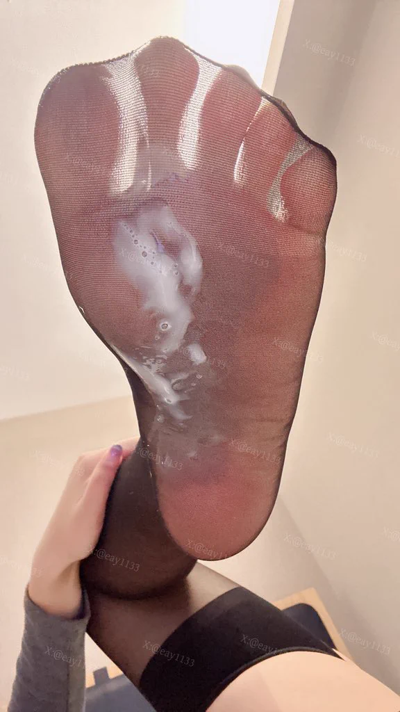 黑丝足底穴。

#足控福利 #足交线下 #足裏フェチ #足控榨精 https://t.co/qu41tgKmTi