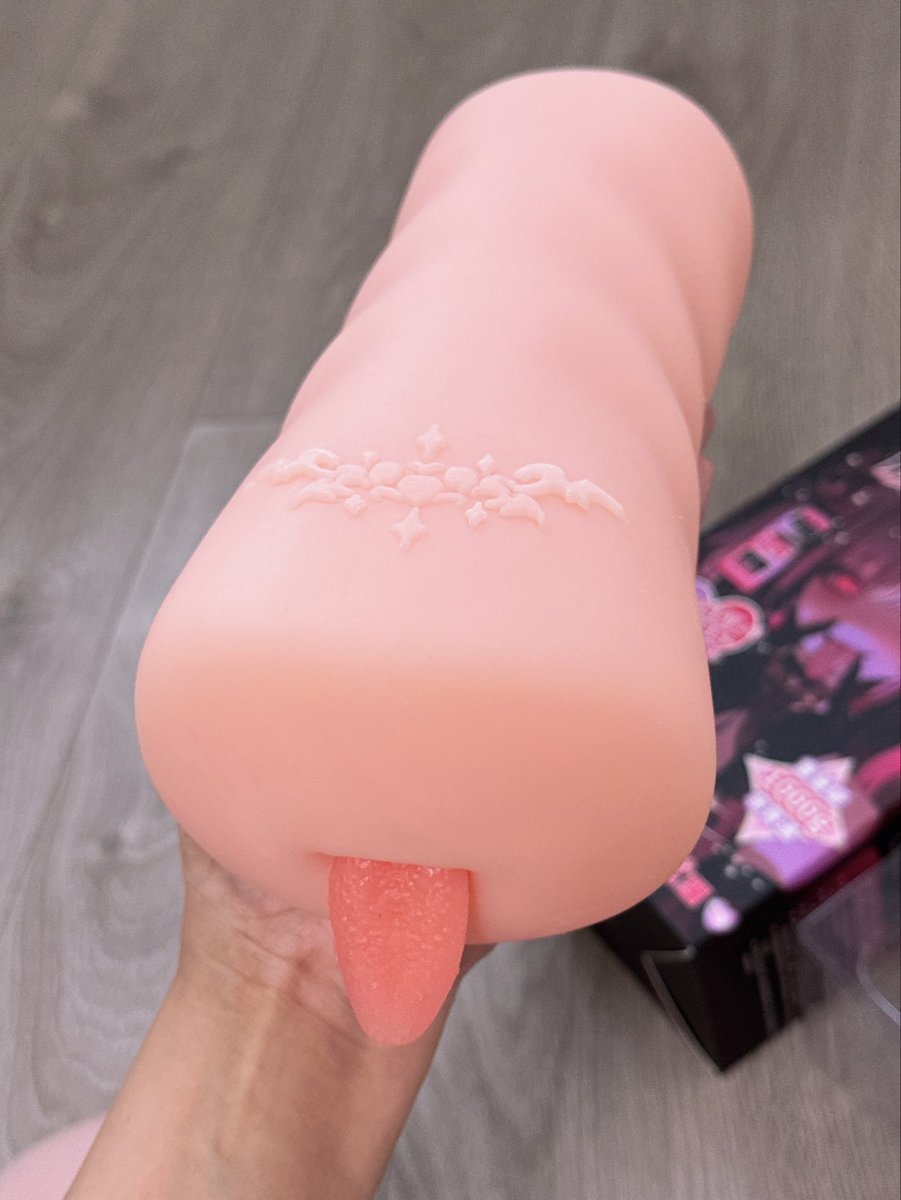 我们自己设计的包装！是不是还挺好看的！30号开预售~舌头是可以活动的，可以拉出来也可以放进去👅 https://t.co/zw838mTRjY