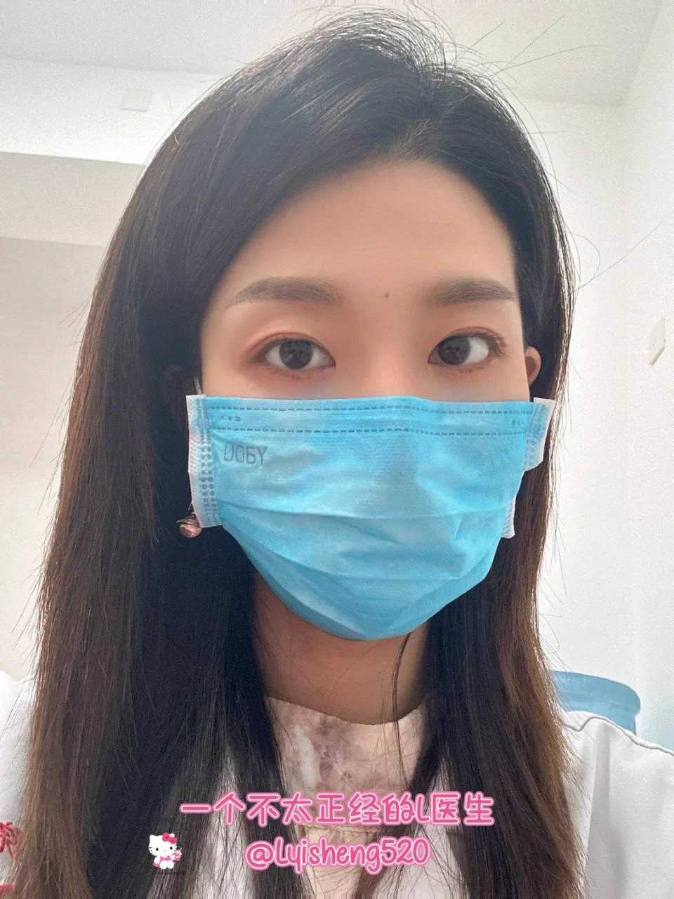 在医院穿了几年白大褂，今天趁办公室没人，偷偷解锁穿着白大褂露出～

总在诊室对患者说要好好爱自己，原来我也可以偶尔放纵，在自己的小角落，悄悄掀开衣服，露出性感的“小白兔”，这种熟悉的公共场所的露出才更刺激呢～

当一次不被“医生”标签定义的自己，喜欢露出是我的本性，这样的我粉丝们喜欢么～ https://t.co/M37unOT2WJ