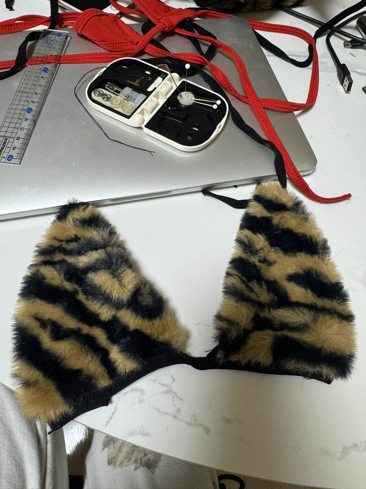 意外と趣味裁縫。ハロウィン用のサイズ合わないコスをデカπ用に手縫いして出勤 https://t.co/tJoigf0Bo6