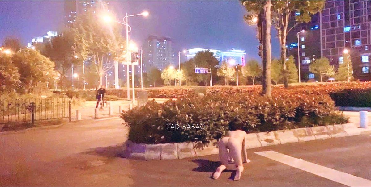 月光洒满街道，我脱下一切束缚，感受夜风的亲吻。谁来加入这场自由的狂欢？ #深夜裸露 #路边冒险 https://t.co/dQfUkN1rG0