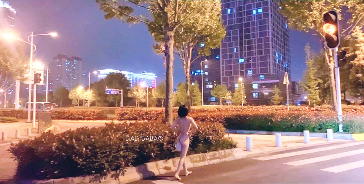 月光洒满街道，我脱下一切束缚，感受夜风的亲吻。谁来加入这场自由的狂欢？ #深夜裸露 #路边冒险 https://t.co/dQfUkN1rG0