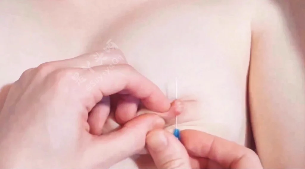 我等了好多天的奶头穿刺活动今天终于可以玩喽，按照主人的要求真空没穿胸罩在餐厅等他来，这次主人的目标是每个奶头穿十四根针，爸爸们点赞留言等我视频看我到底能不能扛住那么多针哟🪡 https://t.co/I4OllbnDIN