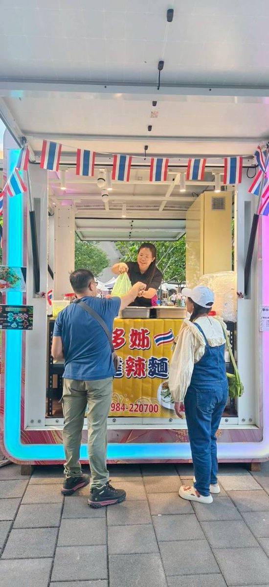 感謝! [鼎硯工程實業股份有限公司] 給予合作機會，攜手推廣 E-CUBE 移動式太陽光儲能設備。
[哆姊台達辣麵] 於 114 年 11 月 1 日 參與 低碳市集 活動，
活動地點由 天也 攜手 沙崙智慧綠能科學城 及 在地社區 共同舉辦，
一同推動綠能生活與永續低碳的行動！ 
來源參考 : https://t.co/sKumef6XxF https://t.co/mvyxHeuB6I