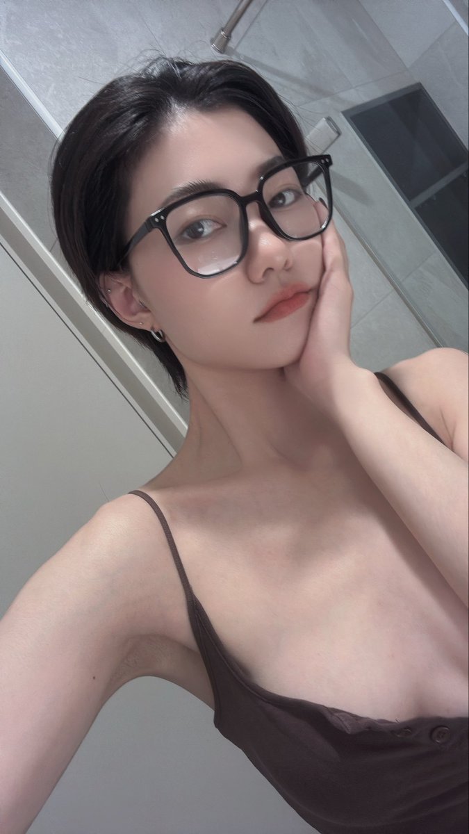 no rizz, just a baddie with blurry vision https://t.co/HrKkuAqdDj