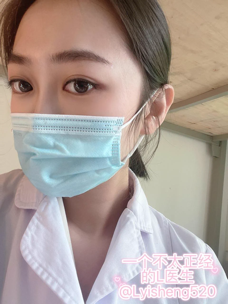 午觉睡醒真的会懵…今天迷迷糊糊回到科室，完全没发现身上少了点装备，结果被患者拍了个正着… 真的好尴尬又忍不住想笑！

更让人哭笑不得的是，对方居然以为我是在暗示什么… 其实真不是我的菜啦。我比较欣赏成熟稳重型的，附近有这样的小伙伴吗？欢迎私信聊聊~ https://t.co/DFoXLqMtic