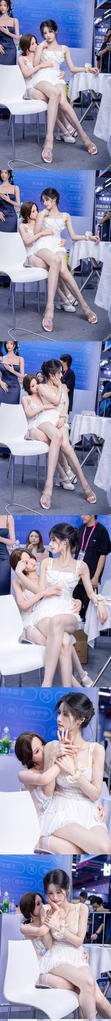 橙子喵酱粉丝见面会带着我的娃娃一起来见粉丝～现场实在人被挤爆了🥹🥹
我和娃娃一起亲密互动真的太赤激了！我还偷偷看了一眼裙底下面....真的一模一样😳😳想和未来男朋友一起试试是什么感觉..... https://t.co/aHh8HJrLjC