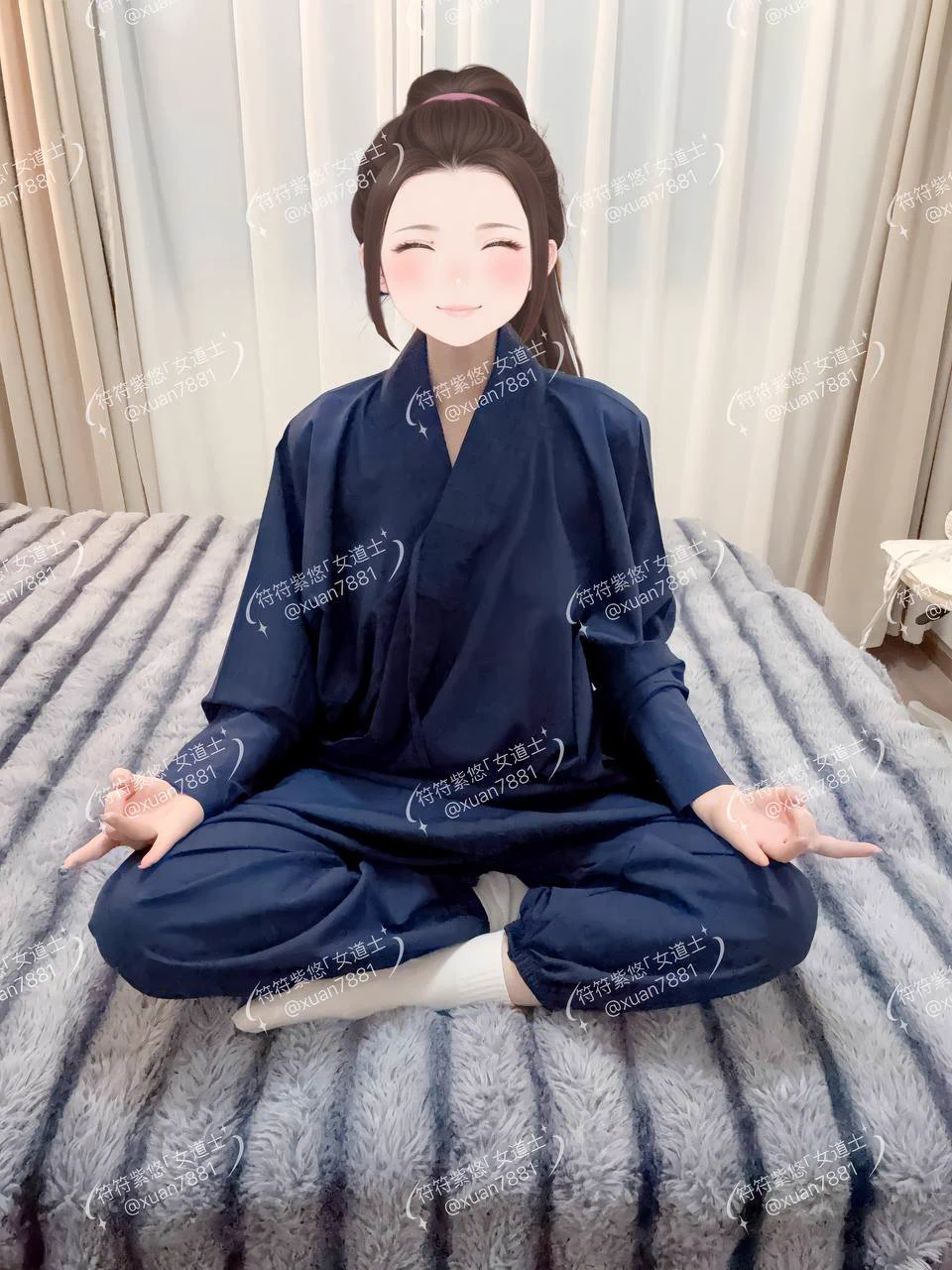 最近没去观里，但是不能忘了打坐，床就是我的临时道场，任何地方都不能忘记修行～

随意蜷腿坐着，随着自己的渐入佳境，突然觉得要想做到更超然的境界，就不能被世俗外衣所束缚，脱掉衣服打坐的我果然连身体都跟着轻了几分～

原来无拘无束的修行，才更贴近心里的自在，粉丝有想和我一起双修的？ https://t.co/SCq35Pgh4g