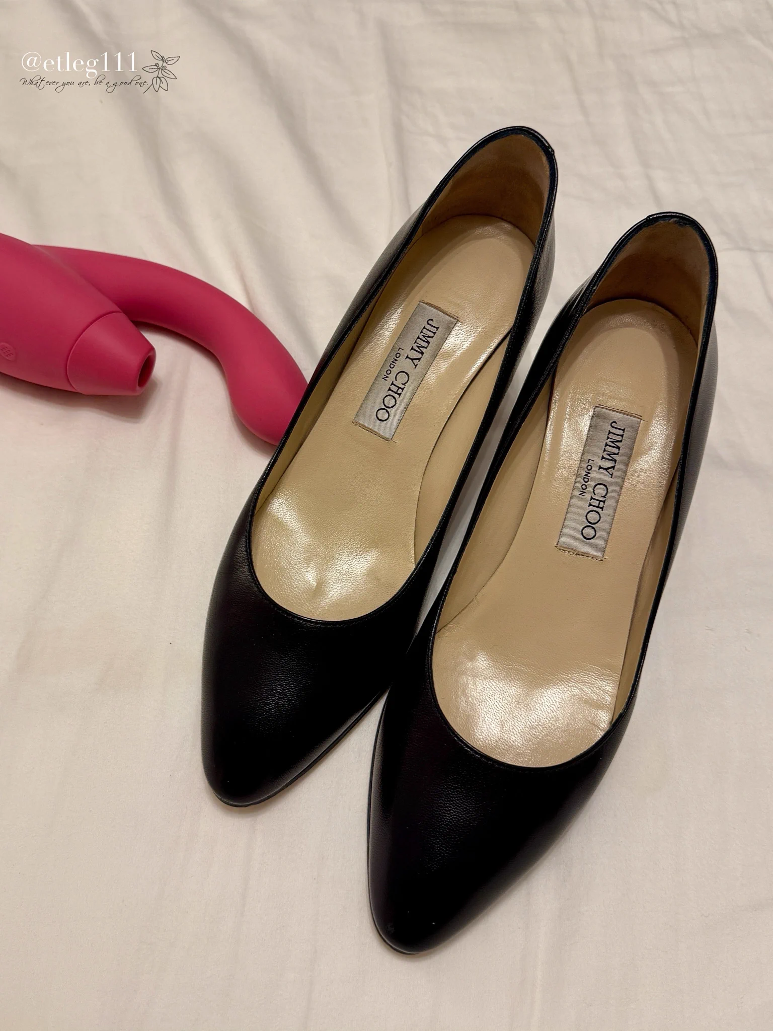 おはようございます✨
朝起きたら外は一面銀世界でした❄️
なので、今日はお家でのんびりします🏠

と言いつつ、いつもお仕事しちゃうので、今日は愛用のWOMANIZER DUOと、制服にパンプス、ガーターストッキングの大人セーラー仕様で、ダラダラ💦しようと思います💕

ちなみに、私のWOMANIZERはなかなか壊れなくて、いまだに初代DUOなんですが、DUO2やNEXT DUOも出ているので、そろそろ新しいのにしようかと…
でも少し高いのでずっと考え中🌀

最近は利用頻度が多いのでそろそろ？😅