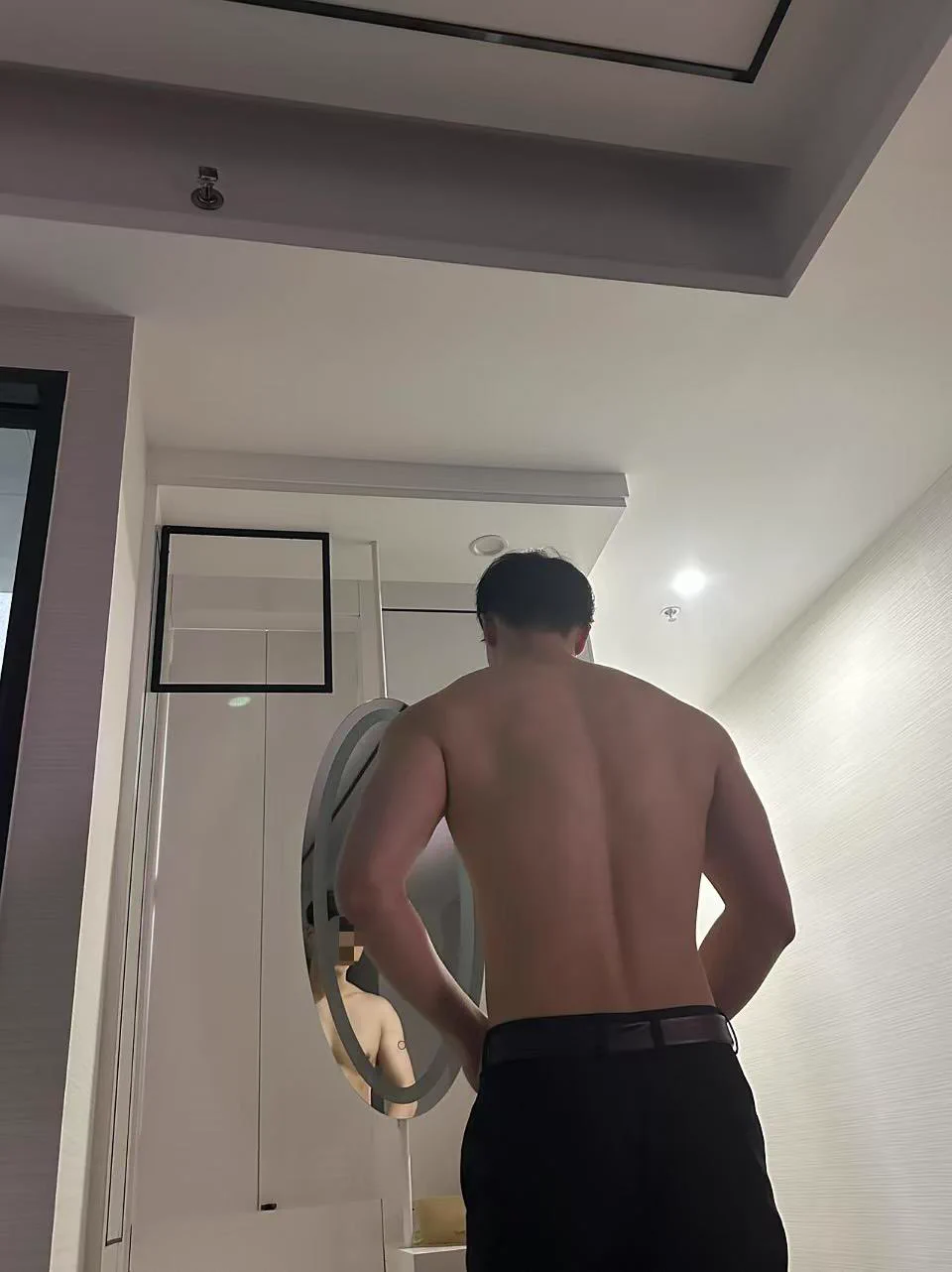 超强肌肉男🚪哥  真受不了 https://t.co/nrGHfRM54j