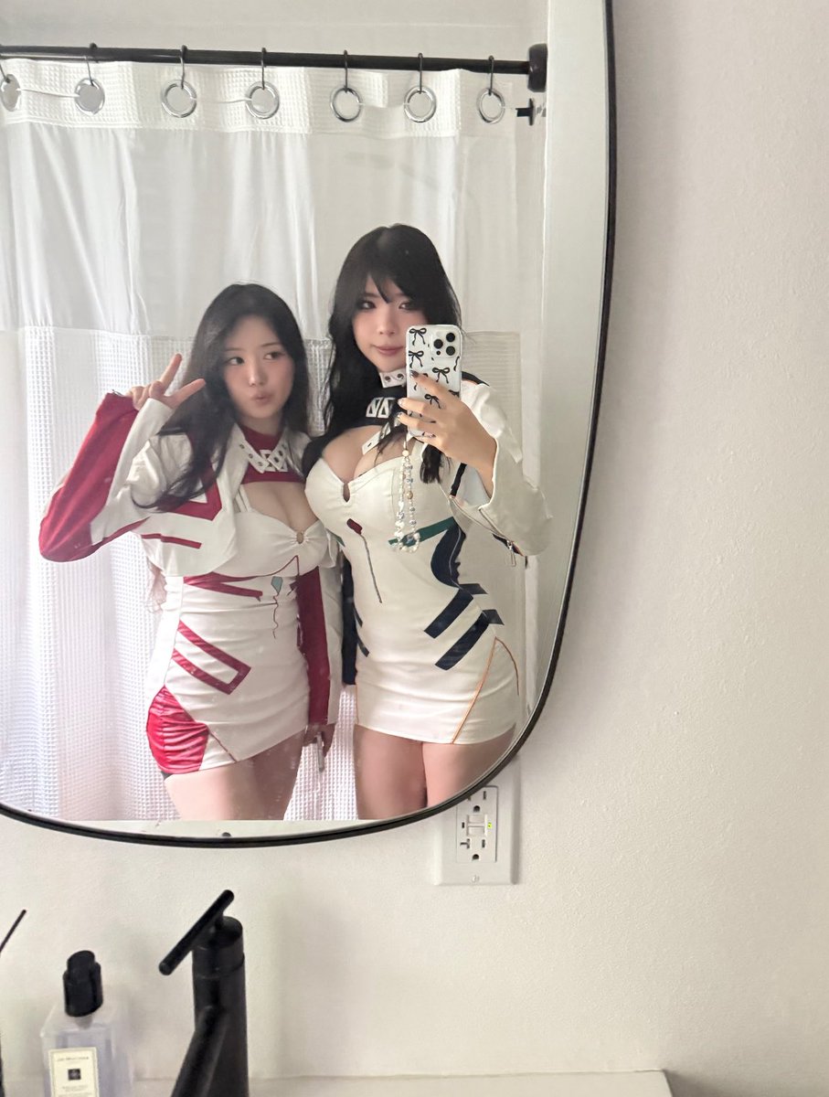 me and my wife https://t.co/H7zAM4cndG