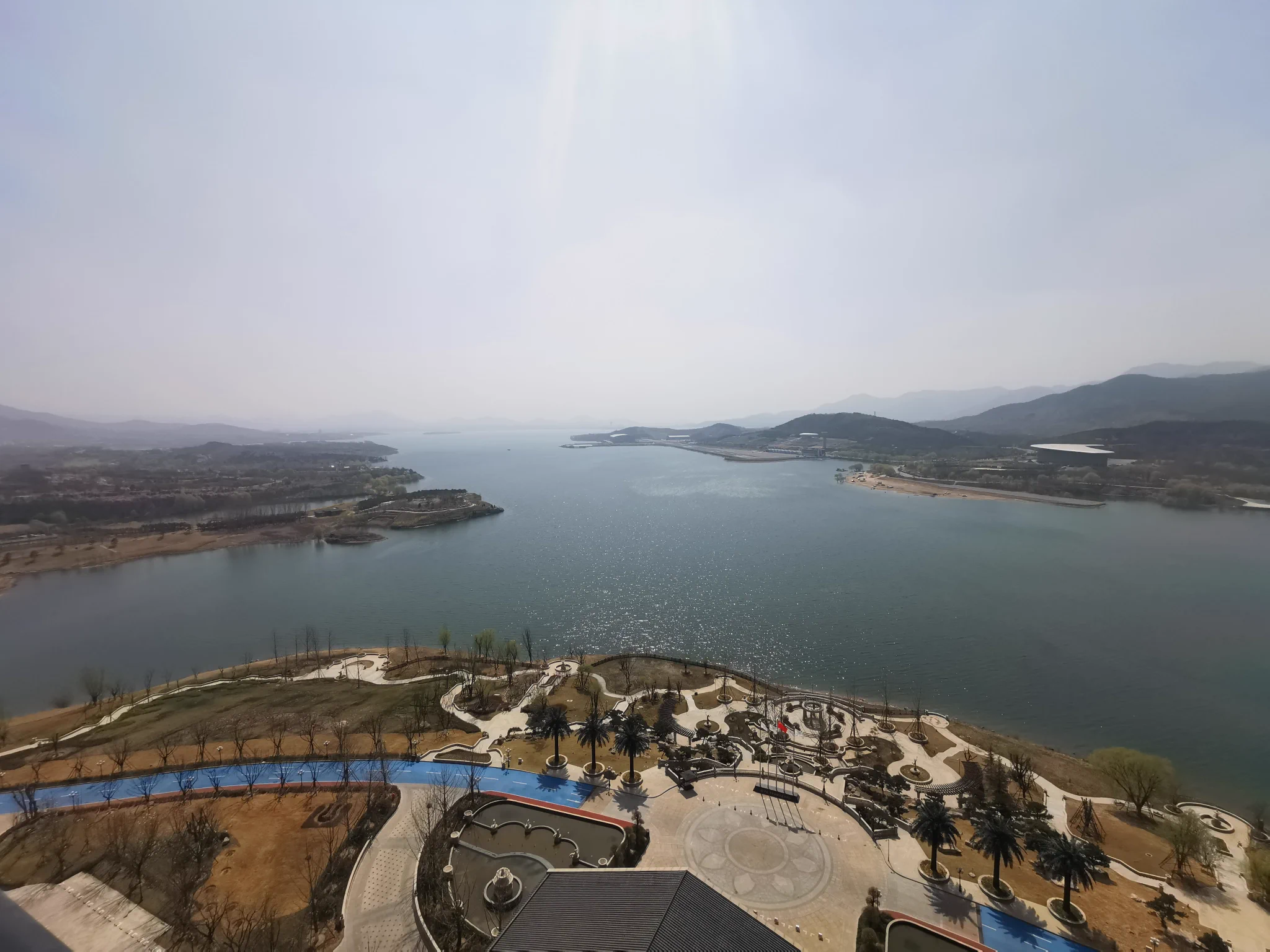 出门多了会感觉累，一段时间不出门又会觉得在家待着有点无聊。工作、孩子、老人每一个都是不能放下的，很羡慕那些说走就走的人们，可以按照自己想要的方式生活。发几张之前出门的景色照片吧。看看是不是在哪个地方和你们偶遇过…… https://t.co/9MDxypDNVM