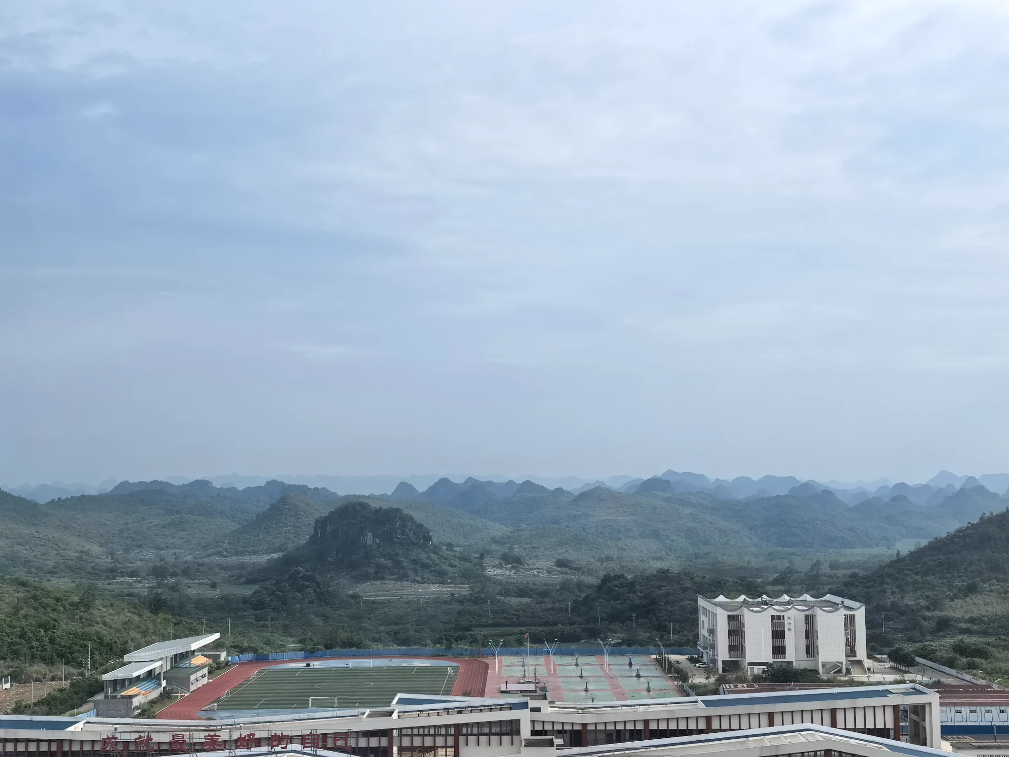 出门多了会感觉累，一段时间不出门又会觉得在家待着有点无聊。工作、孩子、老人每一个都是不能放下的，很羡慕那些说走就走的人们，可以按照自己想要的方式生活。发几张之前出门的景色照片吧。看看是不是在哪个地方和你们偶遇过…… https://t.co/9MDxypDNVM