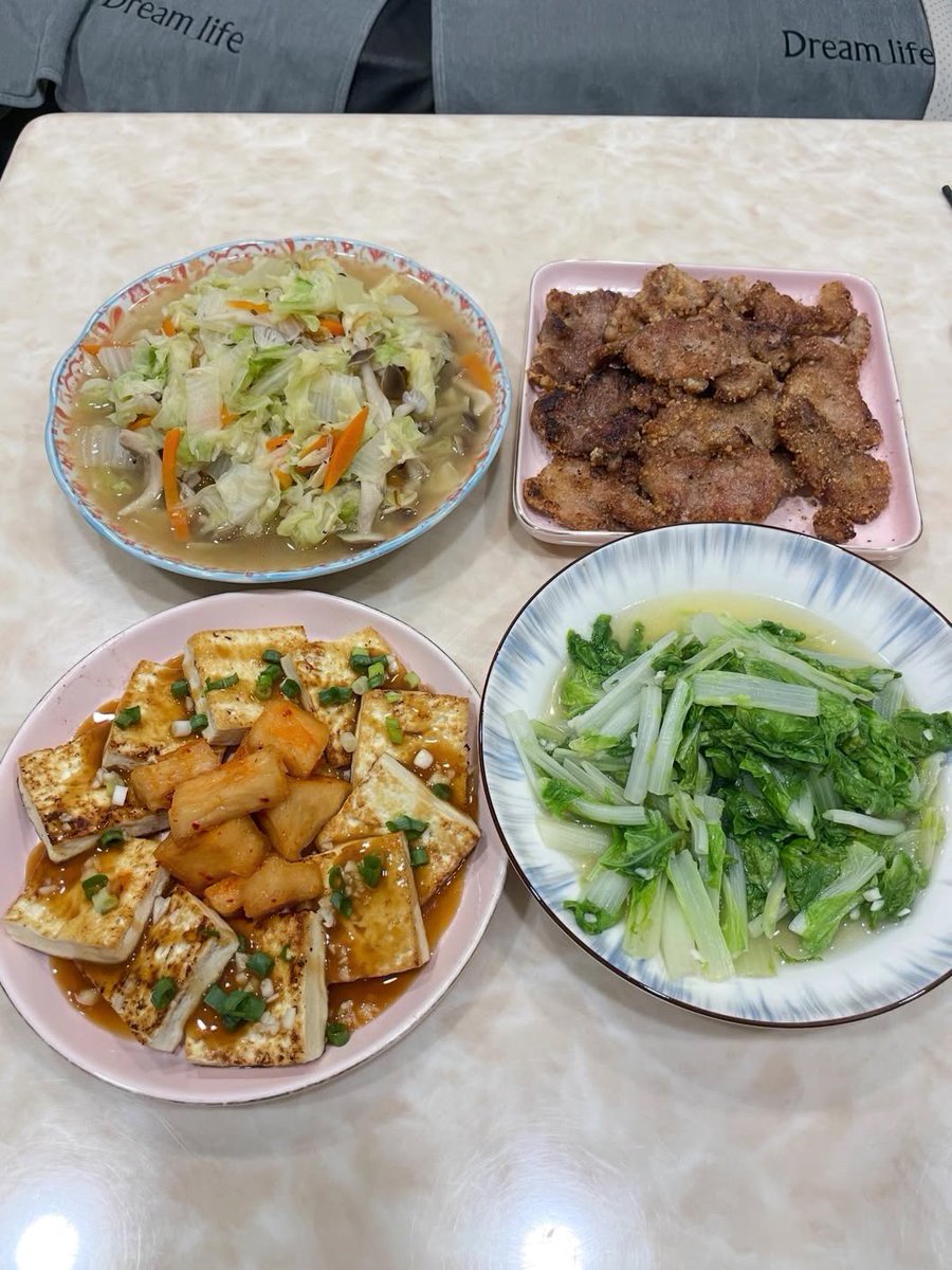 平時不想處理廢油，所以不太煮需要炸的食物，今天心血來潮自己炸豬排，吃飽後兒子問我怎麼煮的，他很喜歡吃這樣的豬排🥰好哦！喜歡吃我就煮～￼ https://t.co/7037VKbLx3