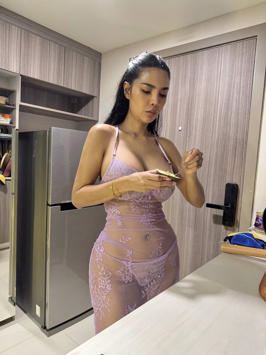 อยุ่คนเดียวจะใส่ชุดไหน หรือไม่ใส่อะไรก็ได้ https://t.co/GWKuc3vZna