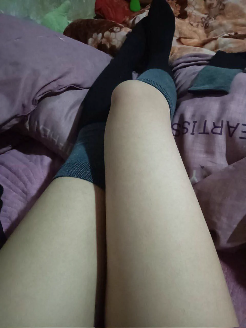 我的群和我的脚脚 嘿嘿 今天又更新啦 考虑到我的粉丝大部分都是学生所以99一直没变 冲冲冲！ https://t.co/4WdudN7B4V