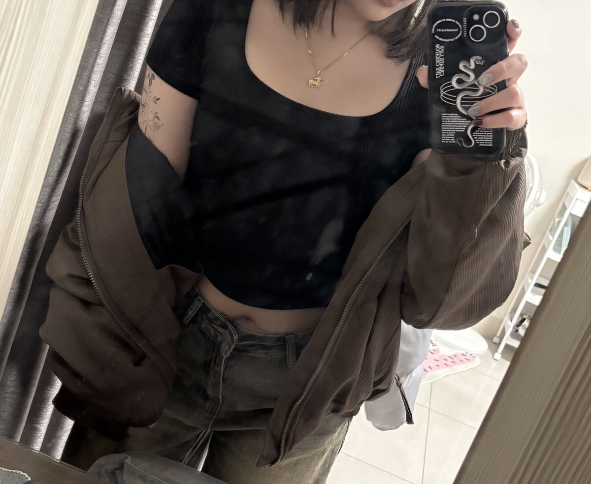 新外套😋✌️
我覺得很好看所以請誇誇我

（玻璃髒髒ㄉ有空再擦⋯） https://t.co/QF29CPBzOV