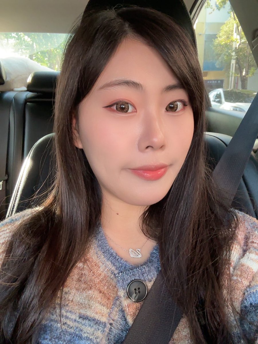 今天的妝有畫的比較細心一點😆
平常眼線都是一高一低一長一短的😵‍💫😵‍💫 https://t.co/uc8dmEcbes